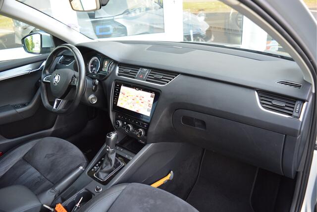 Skoda OCTAVIA Combi 1.5 TSI Greentech Style Business | Pano | PDC | Trekhaak | Orig. NL | NAP | Leder | Alcantara |