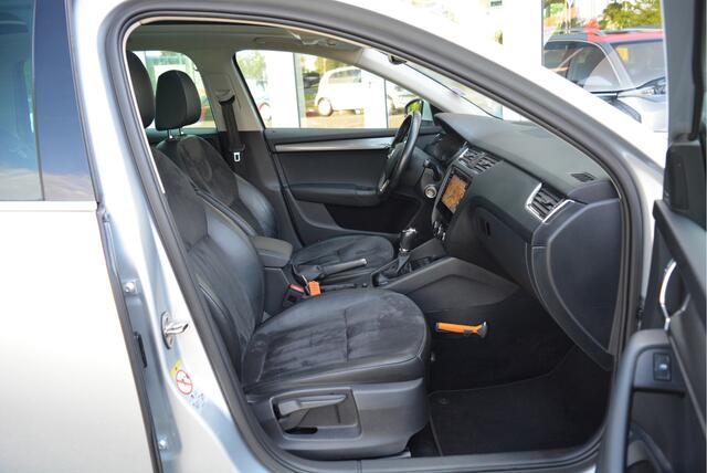 Skoda OCTAVIA Combi 1.5 TSI Greentech Style Business | Pano | PDC | Trekhaak | Orig. NL | NAP | Leder | Alcantara |