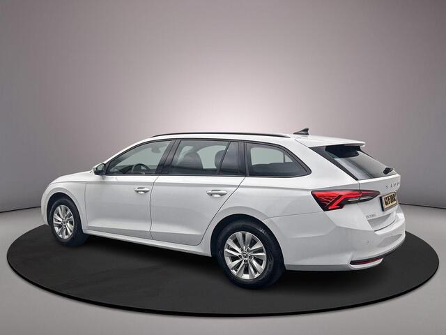 Skoda OCTAVIA Combi Business Edition 1.5 TSI 115pk Cruise control, Parkeersensoren, App connect, Airco, DAB, Radio, LED koplampen, Bluetooth
