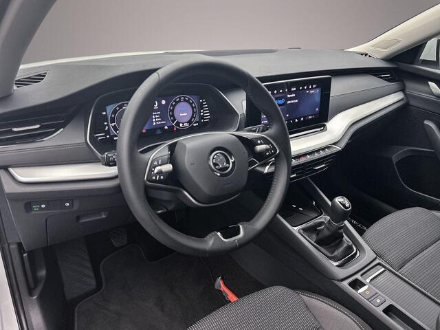 Skoda OCTAVIA Combi Business Edition 1.5 TSI 115pk Cruise control, Parkeersensoren, App connect, Airco, DAB, Radio, LED koplampen, Bluetooth