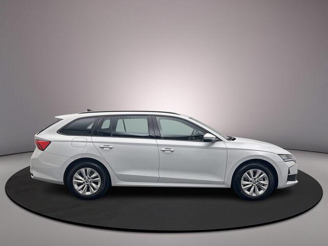 Skoda OCTAVIA Combi Business Edition 1.5 TSI 115pk Cruise control, Parkeersensoren, App connect, Airco, DAB, Radio, LED koplampen, Bluetooth