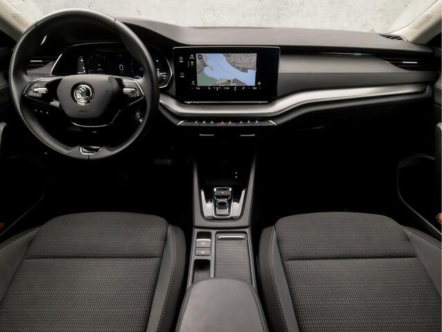 Skoda OCTAVIA Combi 1.0 e-TSI Business Sport Automaat (APPLE CARPLAY, GROOT NAVI, VIRTUAL COCKIT, CAMERA, STOELVERWARMING, SPORTSTOELEN, LED KOPLAMPEN, CRUISE, PARKEERSENSOREN, NIEUWE APK, NIEUWSTAAT)