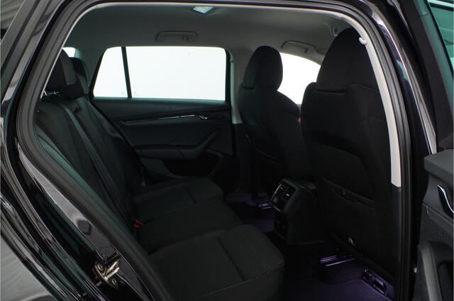 Skoda OCTAVIA Combi 1.0 e-TSI Ambition > Camera/Trekhaak/Black Magic/sfeerverlichting/All season banden...