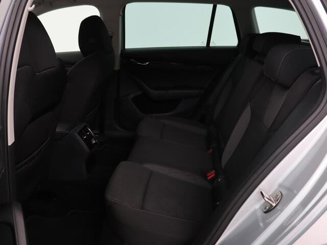 Skoda OCTAVIA Combi 1.0 TSI Business Edition | Stoelverwarming | Trekhaak | Adaptive cruise | Elektrische achterklep | Carplay | Sfeerverlichting