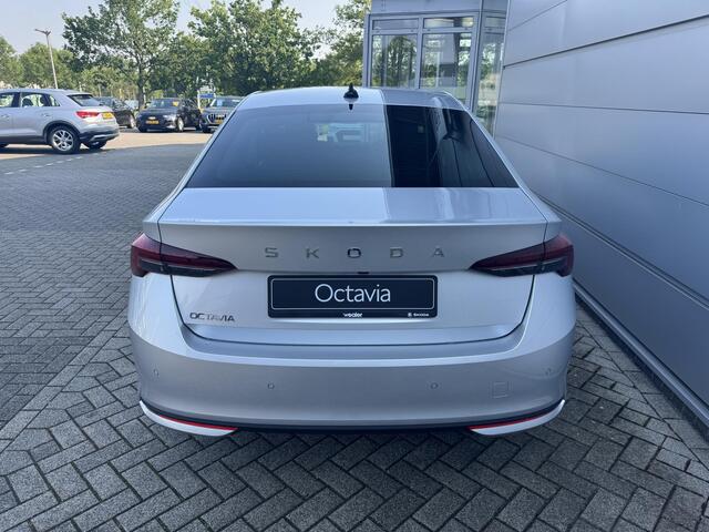 Skoda OCTAVIA First Edition 1.5 TSI m-HEV 115 pk DSG | Automaat | Navigatie | Adaptieve cruise control | Apple Carplay/Android Auto | 17" lichtmetalen velgen |