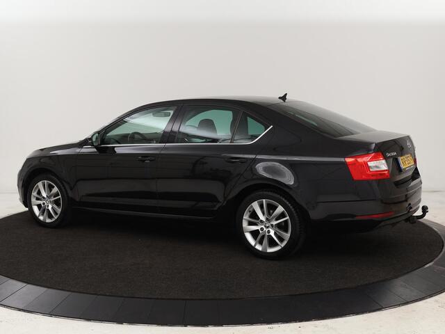 Skoda OCTAVIA 1.0 TSI Ambition | Stoelverwarming | Trekhaak | Half leder | Carplay | Navigatie | Sportstuur | Climate control | Parkeerhulp | Cruise control | Bluetooth