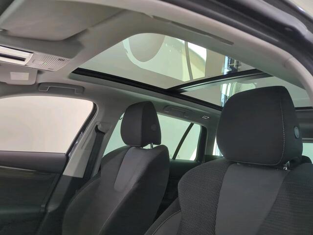 Skoda OCTAVIA Combi 1.0 e-TSI DSG Business Edition / Panoramadak / Digitale Cockpit / Navigatie / Parkeersensoren V+A / Elektrische Achterklep / LED Koplampen