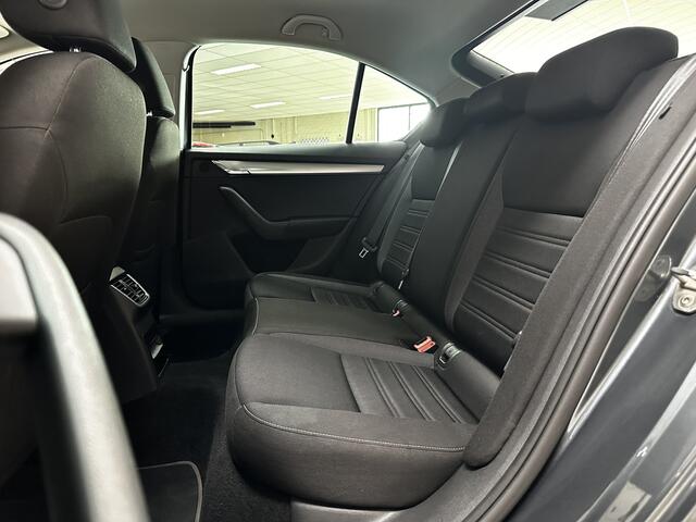 Skoda OCTAVIA 1.0 TSI Greentech Ambition Business /Apple + Android /Navi /Climat /Cruise /Elek. pakket /Bluetooth /Multi LEDER Stuur /Regensensor /LED Dagrijverl. /16"LMV /Extra getint glas /PDC /Mistlampen.