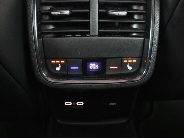 Skoda OCTAVIA Skoda Octavia 1.4 TSI RS iV PHEV | Panoramadak | Head-Up | Stoel & stuurverwarming | Adaptive cruise | Standkachel | Matrix LED | Camera | Memory | Virtual Cockpit | Side Assist | Achterbankverwarming
