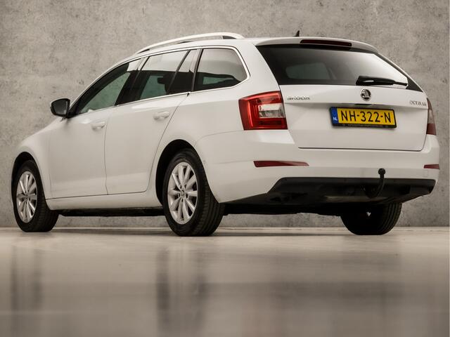 Skoda OCTAVIA Combi 1.0 TSI Sport Automaat (SCHUIFDAK, APPLE CARPLAY, NAVIGATIE, CLIMATE, STOELVERWARMING, BRUIN LEDER, SPORTSTOELEN, CRUISE, GETINT GLAS, KEYLESS, XENON, TREKHAAK, NIEUWE APK, NIEUWSTAAT)