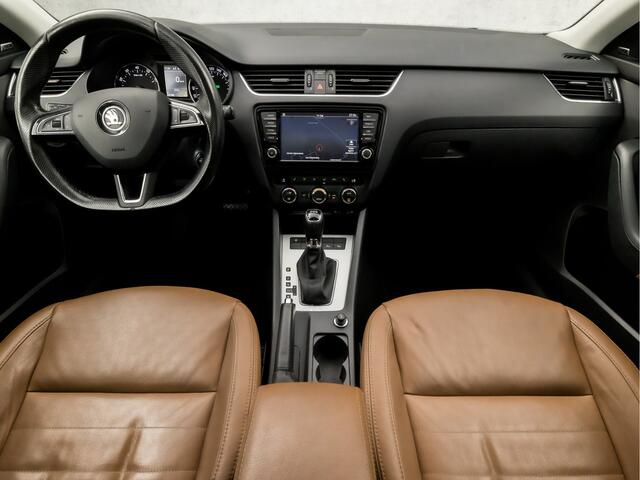 Skoda OCTAVIA Combi 1.0 TSI Sport Automaat (SCHUIFDAK, APPLE CARPLAY, NAVIGATIE, CLIMATE, STOELVERWARMING, BRUIN LEDER, SPORTSTOELEN, CRUISE, GETINT GLAS, KEYLESS, XENON, TREKHAAK, NIEUWE APK, NIEUWSTAAT)