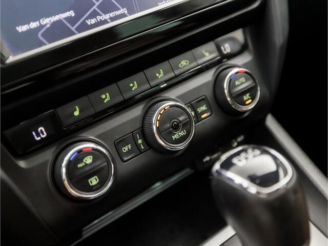 Skoda OCTAVIA Combi 1.0 TSI Sport Automaat (SCHUIFDAK, APPLE CARPLAY, NAVIGATIE, CLIMATE, STOELVERWARMING, BRUIN LEDER, SPORTSTOELEN, CRUISE, GETINT GLAS, KEYLESS, XENON, TREKHAAK, NIEUWE APK, NIEUWSTAAT)