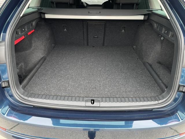 Skoda OCTAVIA Combi 1.4 TSI iV PHEV Business Edition | Trekhaak | Head-Up | Carplay | LED | Sfeerverl. | Camera | Memory