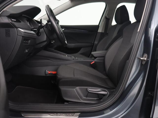 Skoda OCTAVIA 1.4 TSI iV PHEV Business Edition | Camera | Trekhaak | Sfeerverlichting | Carplay | Navigatie | Verwarmde voorruit | Climate control | Cruise control