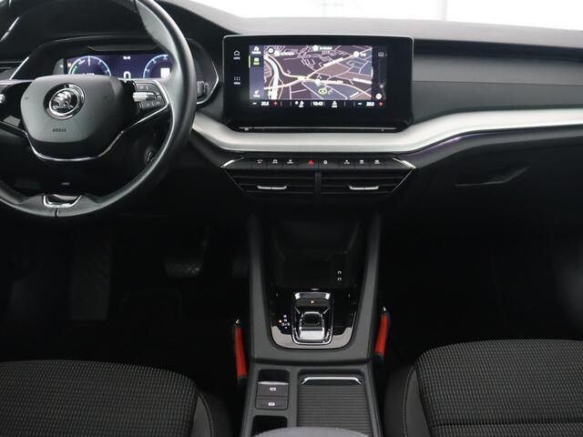 Skoda OCTAVIA 1.4 TSI iV PHEV Business Edition | Camera | Trekhaak | Sfeerverlichting | Carplay | Navigatie | Verwarmde voorruit | Climate control | Cruise control