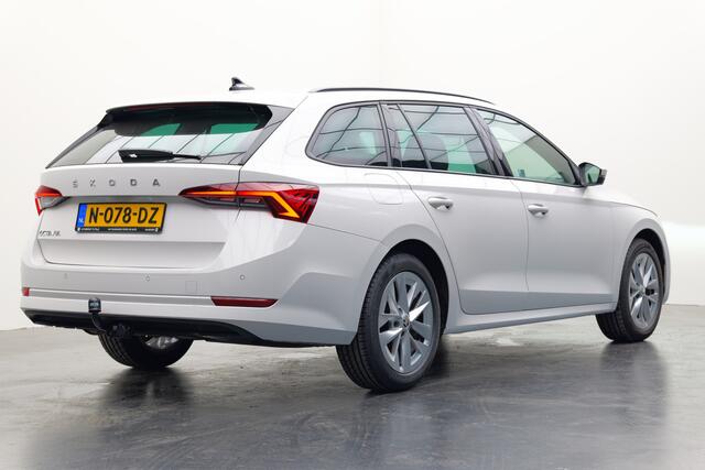 Skoda OCTAVIA Combi 1.5 TSI First Edition | Trekhaak | Parkeerhulp | Optiek zwart | 150pk!