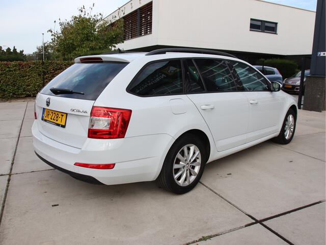 Skoda OCTAVIA Combi 1.2 TSI DSG Ambition Businessline Licht zicht, Navi, 2e eig, NL auto, Automaat Aanbieding!
