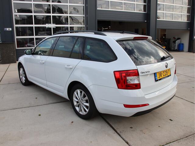 Skoda OCTAVIA Combi 1.2 TSI DSG Ambition Businessline Licht zicht, Navi, 2e eig, NL auto, Automaat Aanbieding!