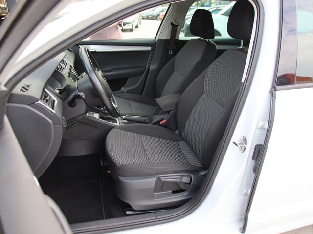 Skoda OCTAVIA Combi 1.2 TSI DSG Ambition Businessline Licht zicht, Navi, 2e eig, NL auto, Automaat Aanbieding!