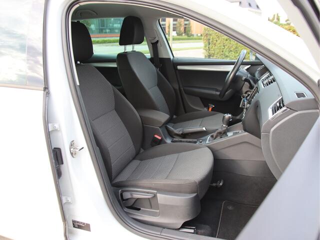 Skoda OCTAVIA Combi 1.2 TSI DSG Ambition Businessline Licht zicht, Navi, 2e eig, NL auto, Automaat Aanbieding!