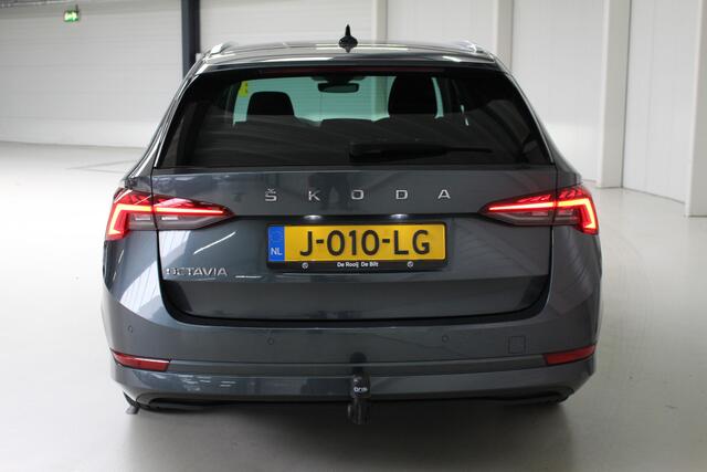 Skoda OCTAVIA Combi 1.5 TSI First Edition Navigatie | 18" Perseus | Trekhaak | Cruise control