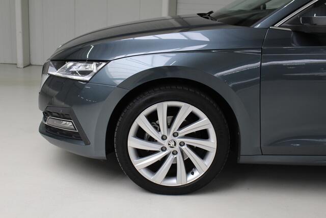 Skoda OCTAVIA Combi 1.5 TSI First Edition Navigatie | 18" Perseus | Trekhaak | Cruise control