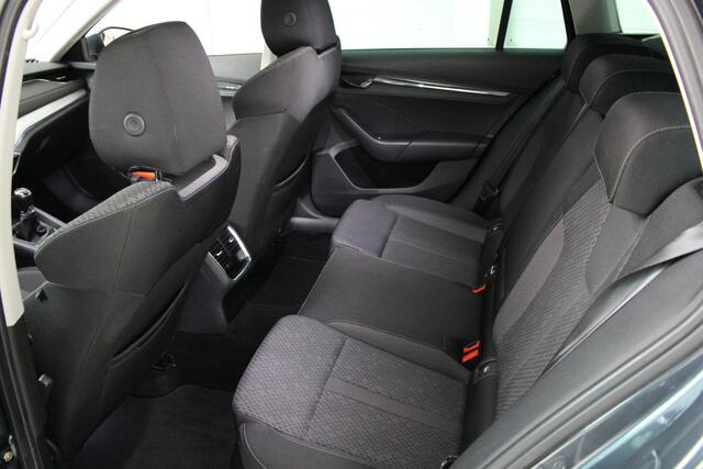 Skoda OCTAVIA Combi 1.5 TSI First Edition Navigatie | 18" Perseus | Trekhaak | Cruise control