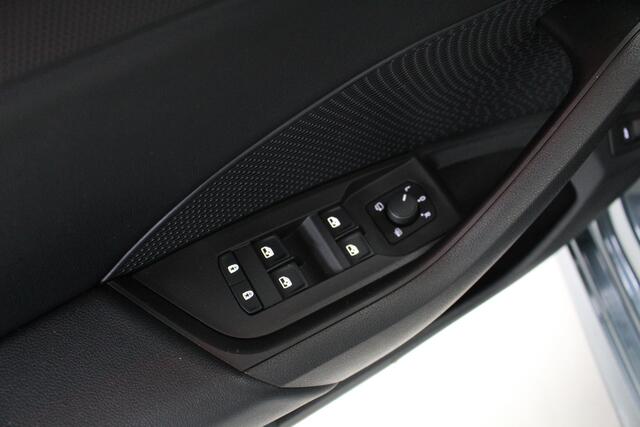 Skoda OCTAVIA Combi 1.5 TSI First Edition Navigatie | 18" Perseus | Trekhaak | Cruise control