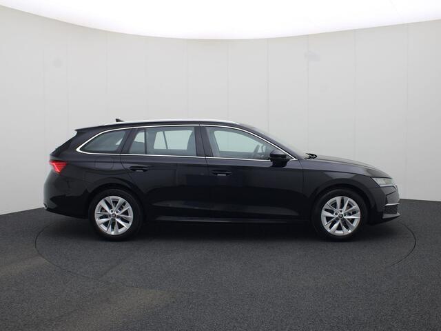 Skoda OCTAVIA Combi 1.5 TSI MHEV 110kW/150PK Selection · Trekhaak · Camera + Parkeersensoren · App connect · Garantie tot januari 2027