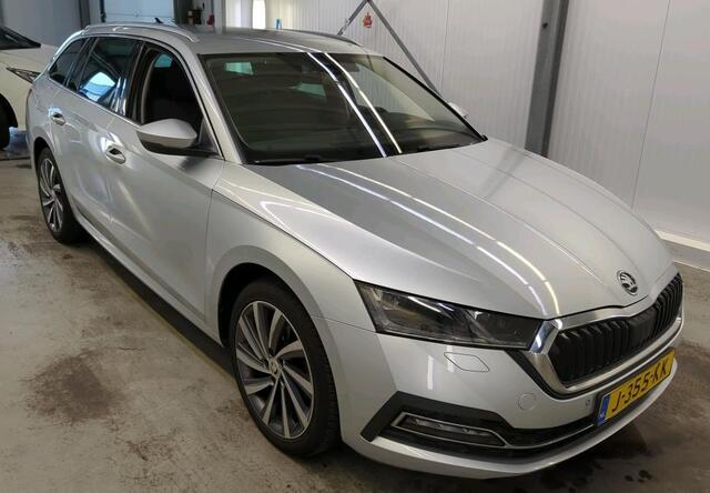 Skoda OCTAVIA Combi 1.5 TSI 150 PK First Edition Navigatie Keyless Carplay Stoelverwarming ACC Dab Led Matrix Parkeersensoren v+a 18 Inch Velgen Getint Glas NL Auto
