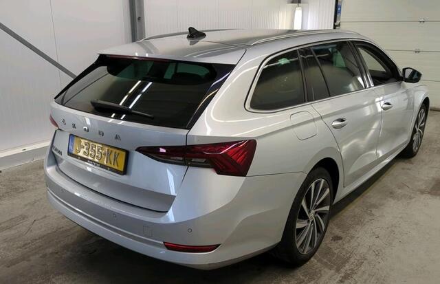 Skoda OCTAVIA Combi 1.5 TSI 150 PK First Edition Navigatie Keyless Carplay Stoelverwarming ACC Dab Led Matrix Parkeersensoren v+a 18 Inch Velgen Getint Glas NL Auto