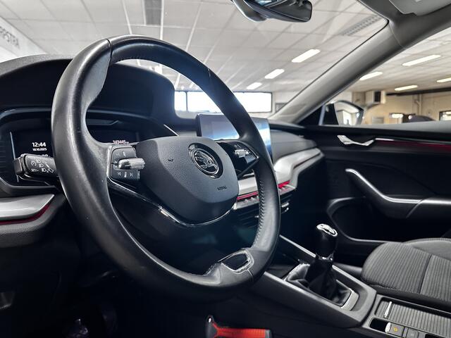 Skoda OCTAVIA Combi 1.0 TSI Business Edition /LED Koplampen /Apple + Android /DAB+! /Lane Assist /Navi /Climat /Cruise /Elek. pakket /Bluetooth /Regensensor /Multi. LEDER Stuur /16"LMV /PDC V+A /Getint glas /Dakrails.