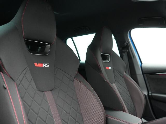 Skoda OCTAVIA Combi 1.4 TSI RS iV Business Plug In Hybrid 245pk Dealer O.H PHEV | Adaptive Cruise | Camera | Sportstoelen Verwarmd | Apple Carplay | Navigatie | Crystal LED | Blis | Keyless | Stuur Verwarmd | Virtual | DAB |