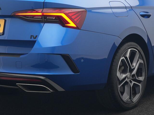 Skoda OCTAVIA Combi 1.4 TSI RS iV Business Plug In Hybrid 245pk Dealer O.H PHEV | Adaptive Cruise | Camera | Sportstoelen Verwarmd | Apple Carplay | Navigatie | Crystal LED | Blis | Keyless | Stuur Verwarmd | Virtual | DAB |