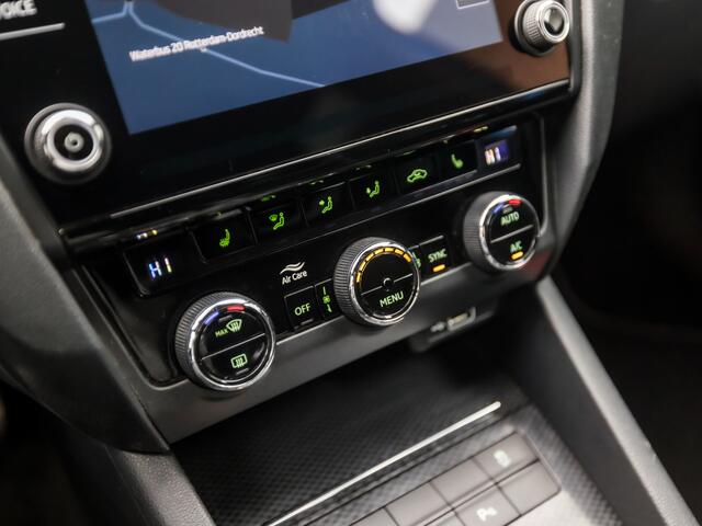 Skoda OCTAVIA 2.0 TSI VRS 230Pk (APPLE CARPLAY, GROOT NAVI, KUIPSTOELEN, STOELVERWARMING, CAMERA, ADAPTIVE CRUISE, TREKHAAK, GETINT GLAS, KEYLESS, ALCANTARA, NIEUWSTAAT)