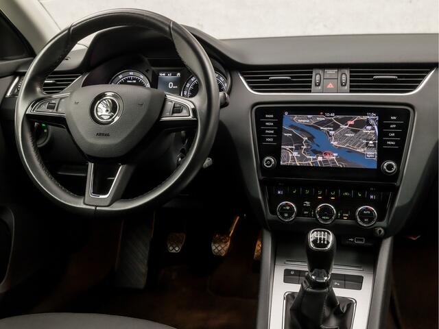 Skoda OCTAVIA 1.0 TSI Sport (APPLE CARPLAY, GROOT NAVI, CLIMATE, STOELVERWARMING, SPORTSTOELEN, GETINT GLAS, CRUISE, TREKHAAK, NIEUWSTAAT)