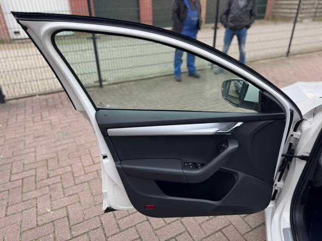 Skoda OCTAVIA COMBI 1.0 TSI 115PK GREENTECH AMBITION BUSINESS AUT./ NAVI / CAMERA / CRUISE