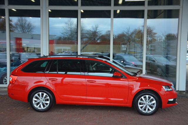 Skoda OCTAVIA Combi 1.0 TSI Greentech Ambition Business Nederlandse auto 152776 NAP Nette auto dealeronderhouden laatste beurt bij 145000km met oa pdc trekhaak navigatie led ecc stoelverwarming