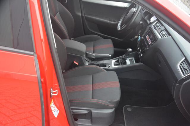 Skoda OCTAVIA Combi 1.0 TSI Greentech Ambition Business Nederlandse auto 152776 NAP Nette auto dealeronderhouden laatste beurt bij 145000km met oa pdc trekhaak navigatie led ecc stoelverwarming