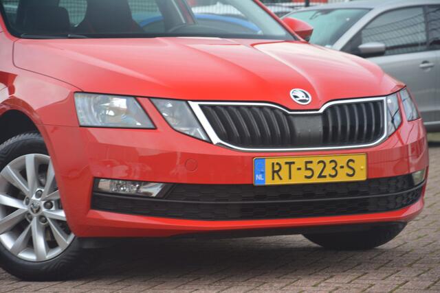 Skoda OCTAVIA Combi 1.0 TSI Greentech Ambition Business Nederlandse auto 152776 NAP Nette auto dealeronderhouden laatste beurt bij 145000km met oa pdc trekhaak navigatie led ecc stoelverwarming