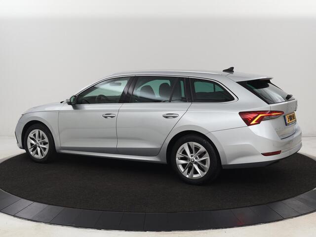 Skoda OCTAVIA 1.5 TSI First Edition | Stoelverwarming | Adaptive cruise | Carplay | Sfeerverlichting | Matrix LED | Navigatie | Parkeerhulp | Keyless | DAB | Virtual Cockpit
