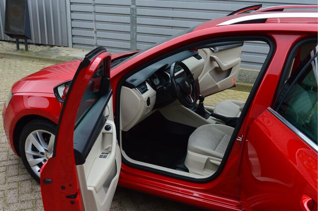 Skoda OCTAVIA Combi 1.0 TSI Greentech Business Edition Plus O.a: Canton, Stoelverw, Clima, Navi, Carplay, Etc. All-in prijs!