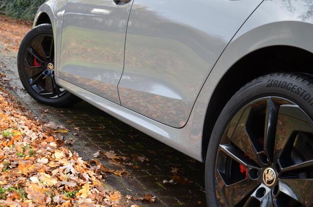 Skoda OCTAVIA Combi 1.4 TSI RS iV PHEV Business Led/Navi/Pdc/Ecc/Stoelverwarming/Virtueel dashboard/Privacy-Glass/Cr-Controle/18-Inch Lmv/RS uitvoering