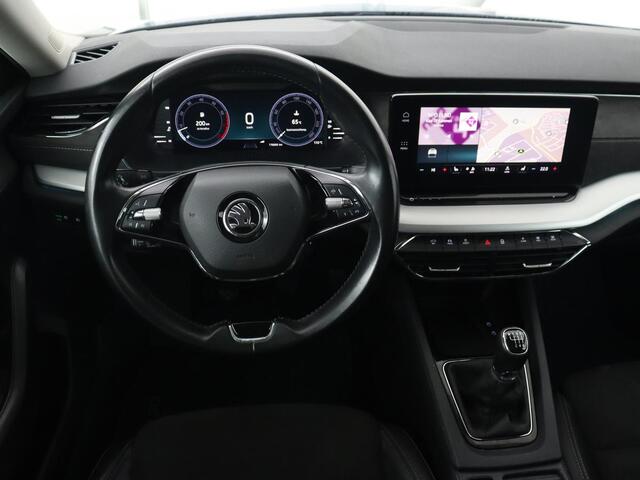 Skoda OCTAVIA 1.5 TSI First Edition | Panoramadak | Trekhaak | Stoelverwarming | Matrix LED | Adaptive cruise | Sfeerverlichting | Carplay | Keyless | Virtual Cockpit | 18'' | Half leder | Climate control