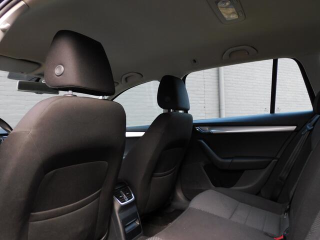 Skoda OCTAVIA Combi 1.6 TDI Greentech Ambition Business 2e EIGENAAR! DEALER ONDERHOUDEN! CARPLAY/ANDROID! NAVI! CRUISE! LM VELGEN! TREKHAAK!