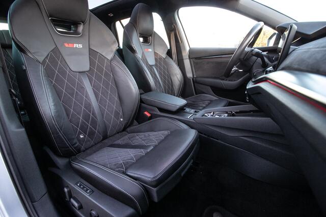 Skoda OCTAVIA Combi 1.4 TSI PHEV RS iV 245 PK Schuif-/kanteldak | Ad. Cruise | All-seasonb. | Cam | Massagestoelen