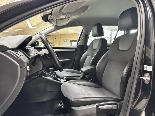 Skoda OCTAVIA Combi 1.5 TSI Greentech Business Edition/ 150pk!/ Automaat!/ Apple + Android/ Stoelverw./ PDC/ Extra getint glas/ 16'' LMV/ Half-Leder/ Navi/ Clima/ Cruise/ Bluetooth/ Armsteun/ Multi. Sportstuur/ Mistl./ Chroom/ Dakrails.