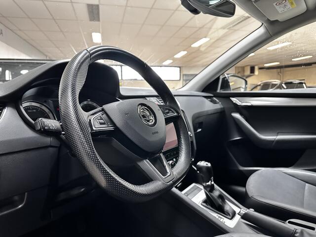 Skoda OCTAVIA Combi 1.5 TSI Greentech Business Edition/ 150pk!/ Automaat!/ Apple + Android/ Stoelverw./ PDC/ Extra getint glas/ 16'' LMV/ Half-Leder/ Navi/ Clima/ Cruise/ Bluetooth/ Armsteun/ Multi. Sportstuur/ Mistl./ Chroom/ Dakrails.