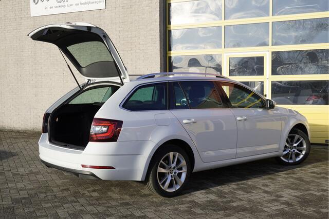 Skoda OCTAVIA Combi 1.0 TSI Automaat! Style BJ2017 Lmv 17" | Led | Pdc | Navi | Keyless entry | Panoramadak | App-Connect | Dashboard verlichting | Canton Audio | Climate control | Cruise control | Verwarmde voorstoelen | Extra getint glas
