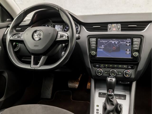 Skoda OCTAVIA Combi 1.0 TSI Greentech Deluxe Automaat (PANORAMADAK, NAVIGATIE, CLIMATE, LEDER/ALCANTARA, CANTON AUDIO, STOELVERWARMING, SPORTSTOELEN, CRUISE, GETINT GLAS, TREKHAAK, PARKEERSENSOREN, NIEUWE APK, NIEUWSTAAT)